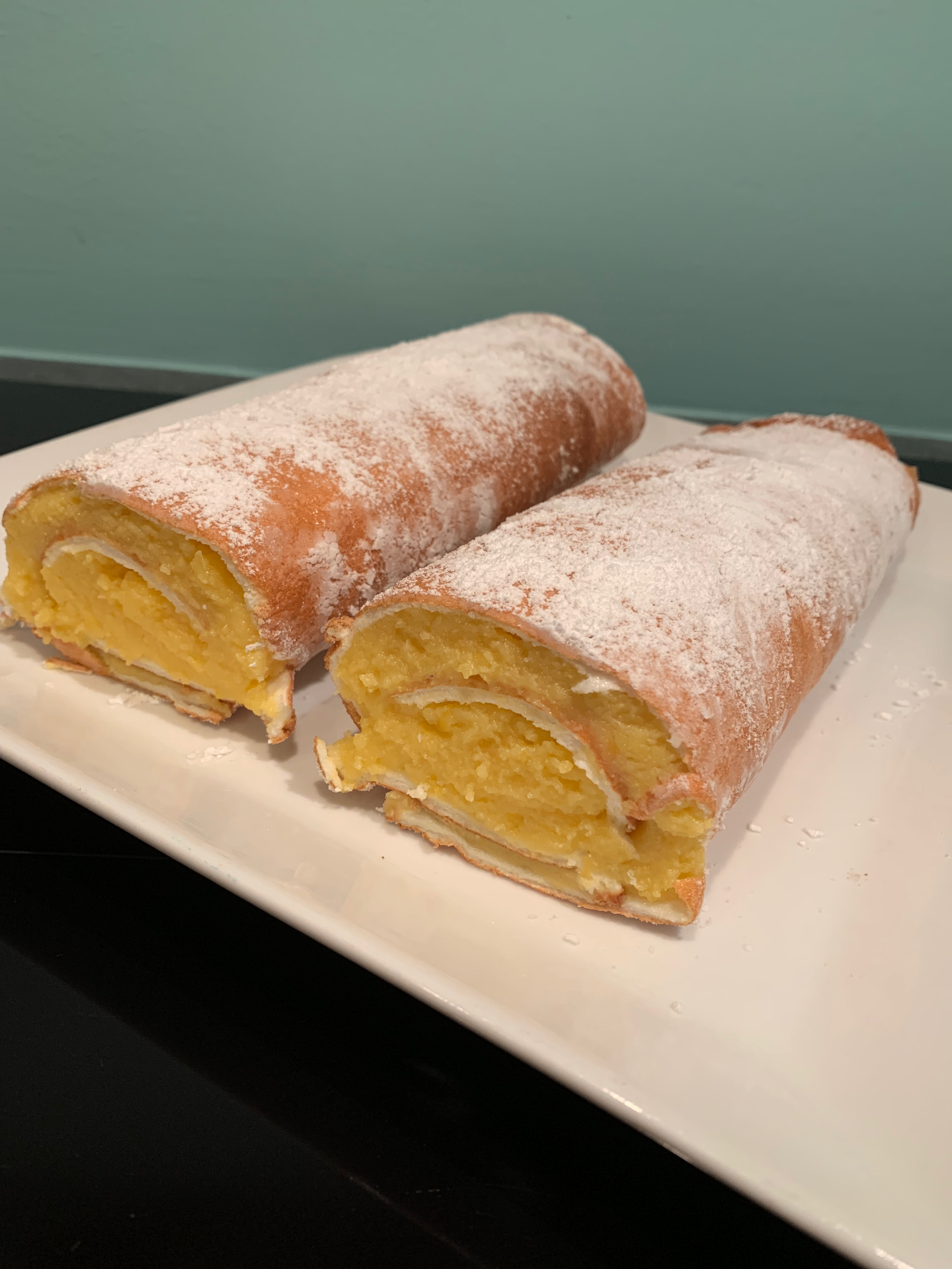 Powdered sugar roll cake